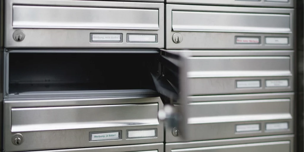 Ein geöffneter, leerer Briefkasten aus Edelstahl – symbolisch für die ausbleibende Erinnerung des Finanzamts bei einer Steuerhinterziehung durch Unterlassen.